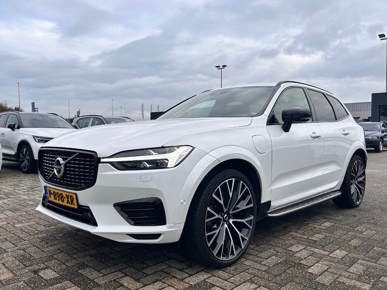 Volvo XC60 - Recharge T6 AWD R-Design | Adaptive Cruise | Head-up display | Harman/Kardon | Panoramadak - AutoWereld.nl