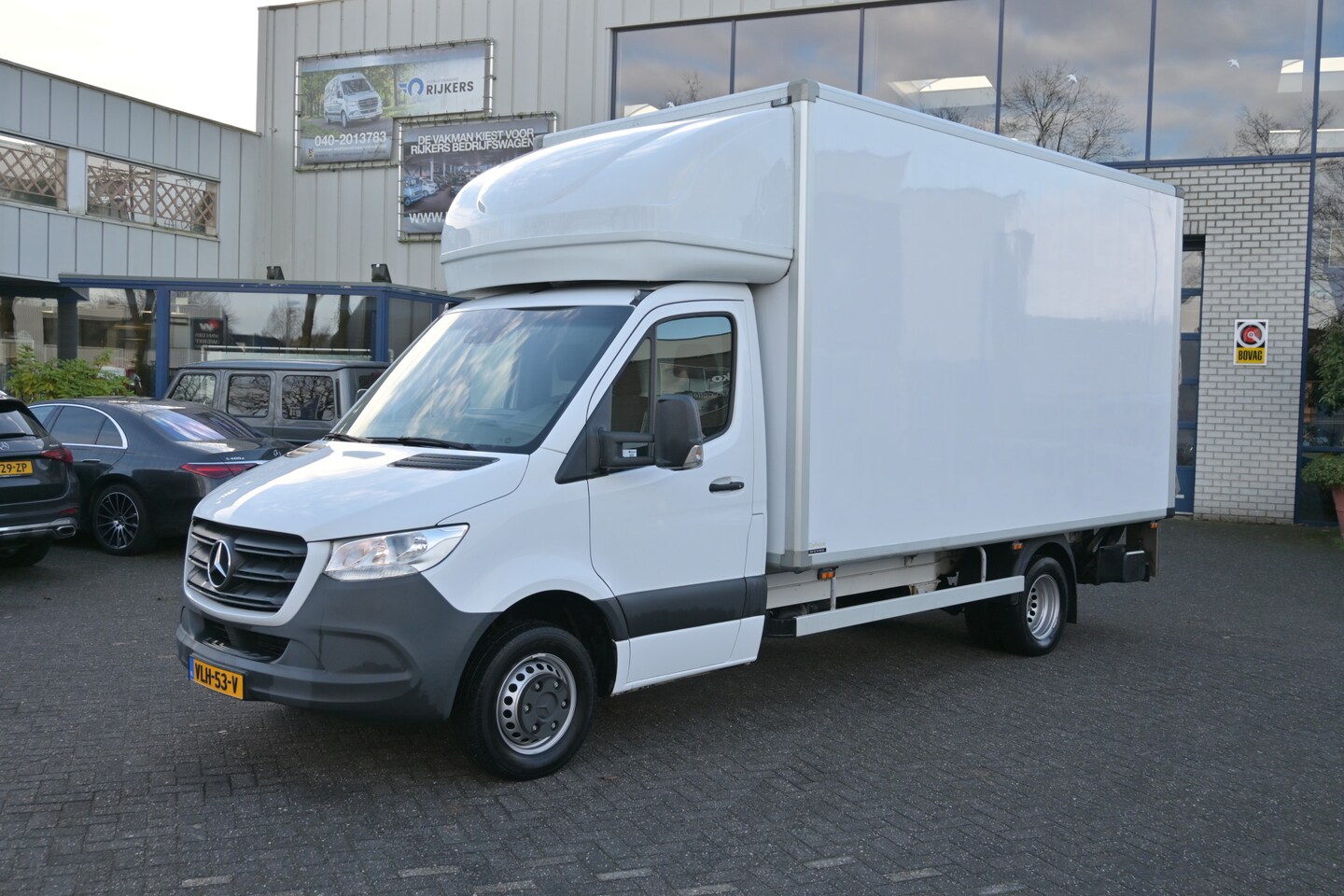 Mercedes-Benz Sprinter - 516 CDI Bakwagen met Dhollandia klep MBUX met navigatie, Gesloten laadbak met laadklep - AutoWereld.nl