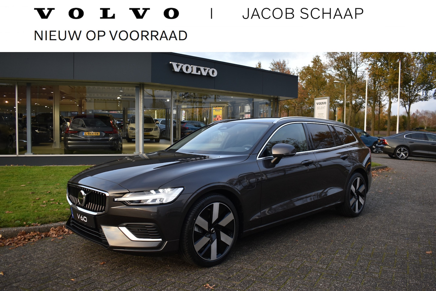 Volvo V60 - T6 350PK Automaat Recharge AWD Essential Edition Leder | Camera | 19"LMV | Stoel-stuur ver - AutoWereld.nl