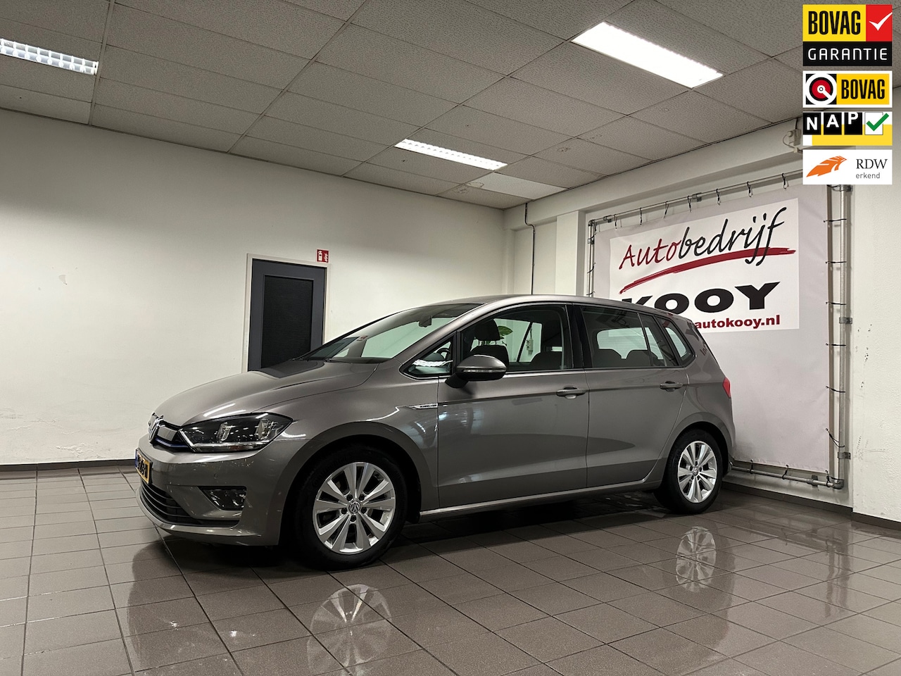 Volkswagen Golf Sportsvan - 1.0 TSI Connected Series * Automaat / Camera / Navigatie / Trekhaak / NL Auto * - AutoWereld.nl