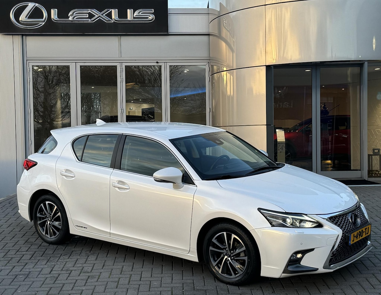 Lexus CT 200h - Ultimate Edition NL-AUTO AD-CRUISE LANE-ASSSIST DAB NAVI PARK-SENSOR KEYLESS - AutoWereld.nl