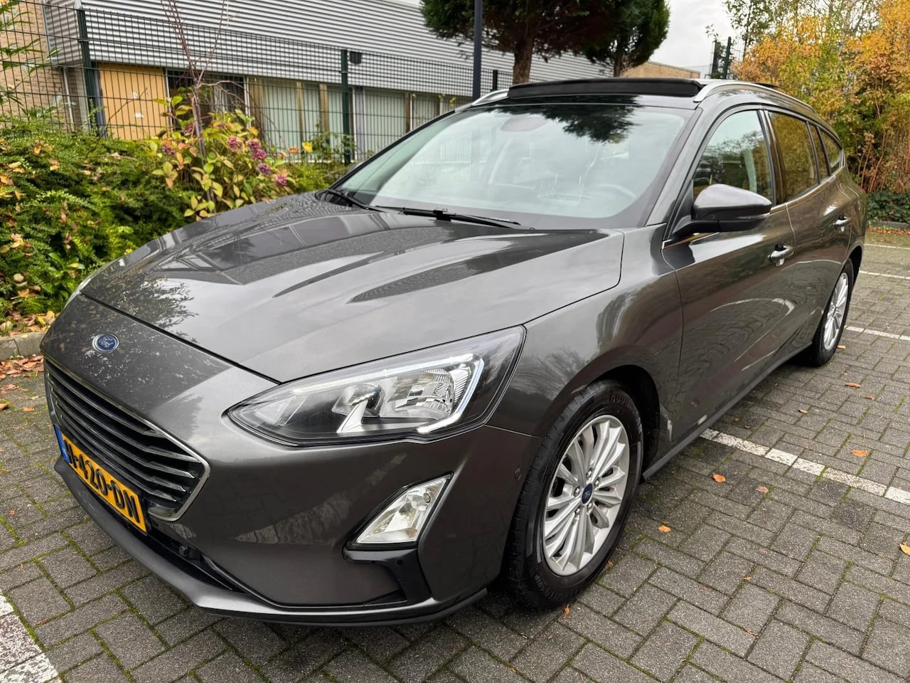 Ford Focus Wagon - 1.0 EcoBoost Titanium / Pano'dak / Camera / Xenon - AutoWereld.nl