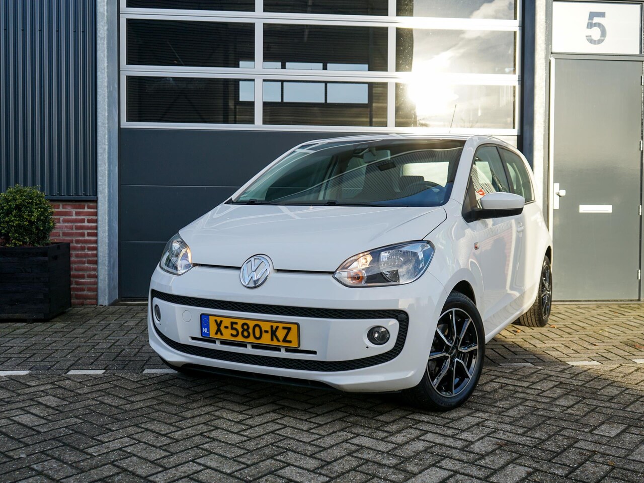 Volkswagen Up! - 1.0 move up! BlueMotion 1.0 move up! BlueMotion, Blokverwarming! (=motor in topconditie), Stoelverwarming, Airco, - AutoWereld.nl