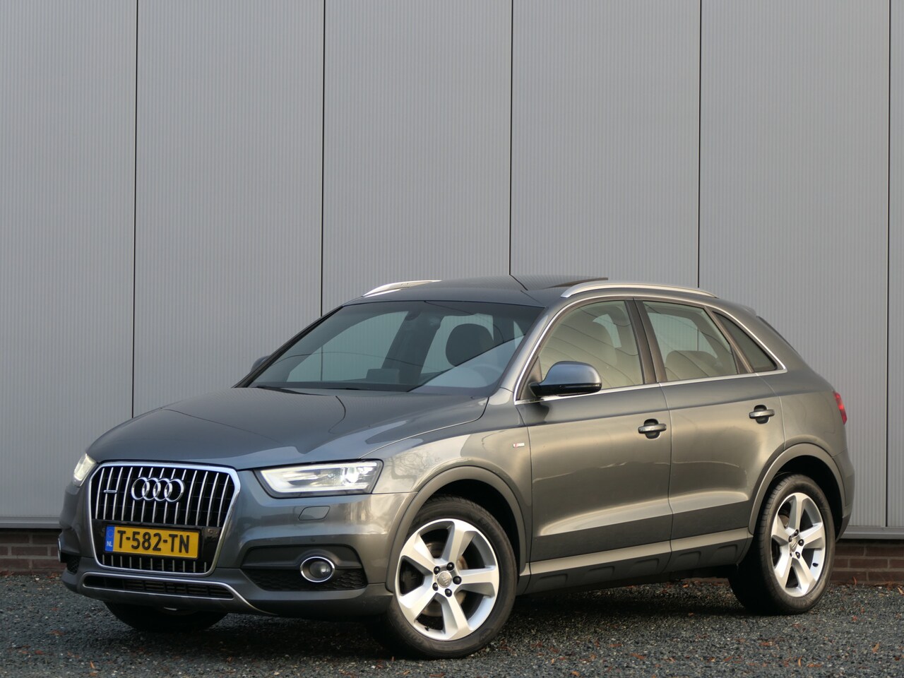 Audi Q3 - 2.0TFSI quattro S Edition Panorama dak / Stoelverwarming / Parkeersensoren voor&achter - AutoWereld.nl