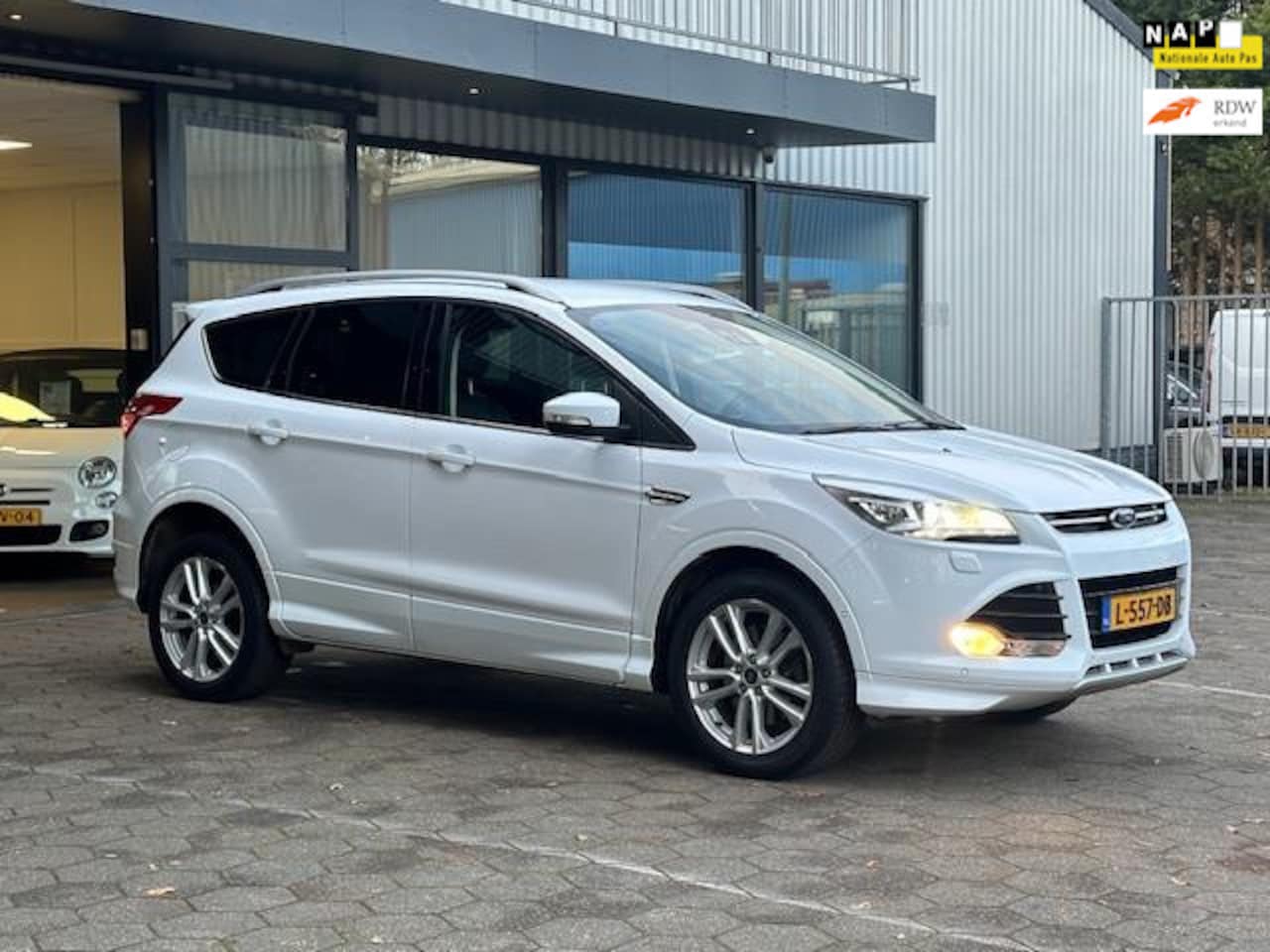 Ford Kuga - 1.6 Titanium Plus 4WD / Navi / Automaat / Cruise / Xenon - AutoWereld.nl