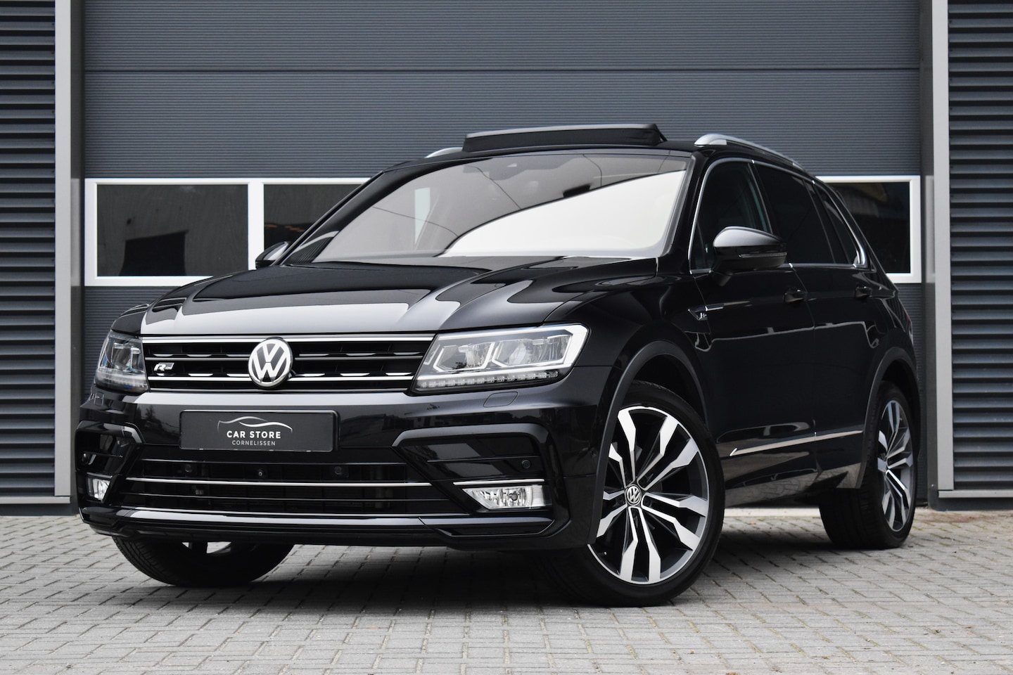 Volkswagen Tiguan - 1.4 TSI ACT / 3 X R-LINE / PANO / VIRTUAL COCKPIT / LEDER / MEMORY / ACC / LED / 20" - AutoWereld.nl