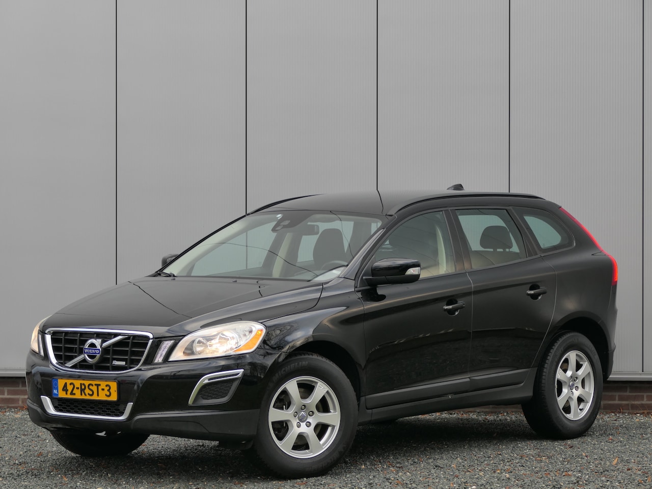 Volvo XC60 - 2.0 T5 Kinetic Navi / Cruise control / Kinderzitje(s) geintegreerd in achterbank - AutoWereld.nl