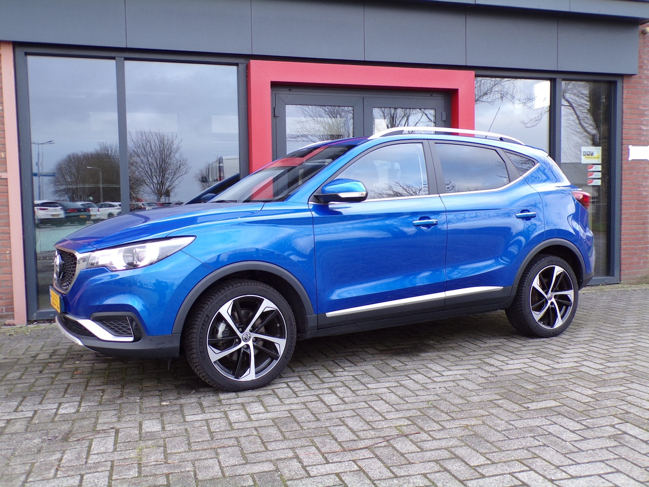 MG ZS - EV Luxury 45 kWh Pano Apple Carplay 2000 euro subsidie!!!! - AutoWereld.nl