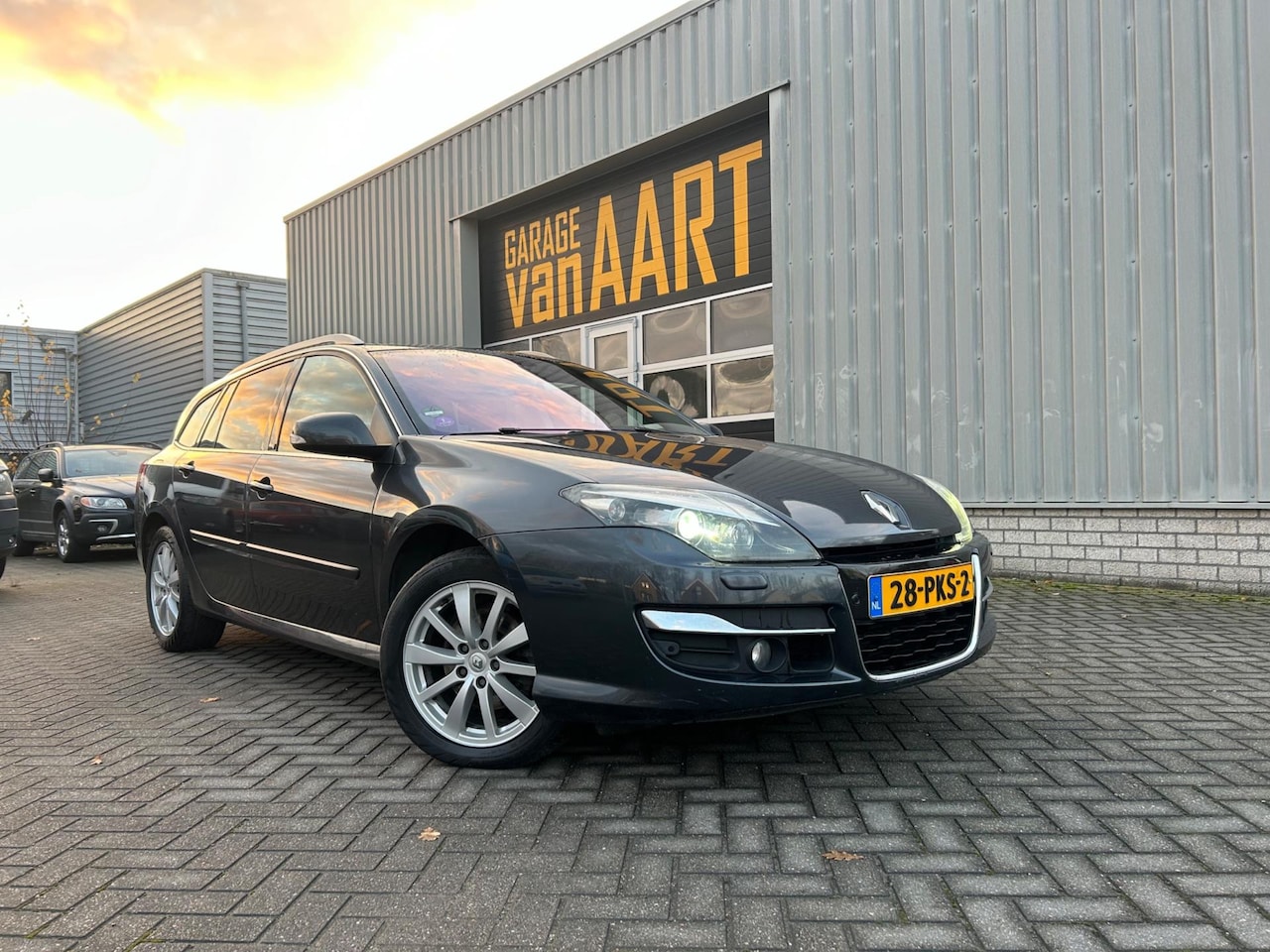 Renault Laguna Estate - 2.0 T Initiale | LEER | NAVI | AUTOM | - AutoWereld.nl