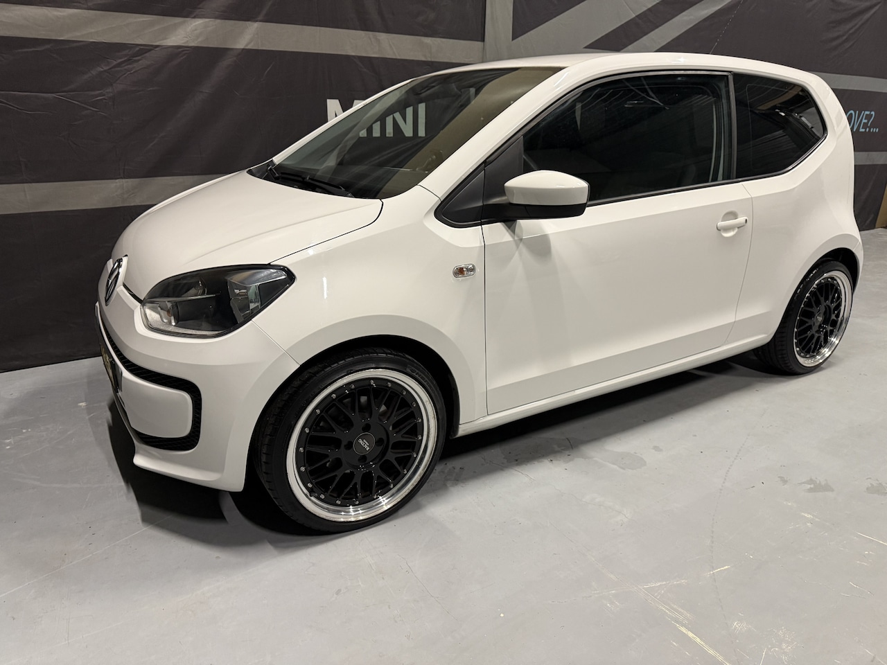 Volkswagen Up! - 1.0 move up! BlueMotion. Navi,airco,cruise,17". Nl auto,NAP !! - AutoWereld.nl