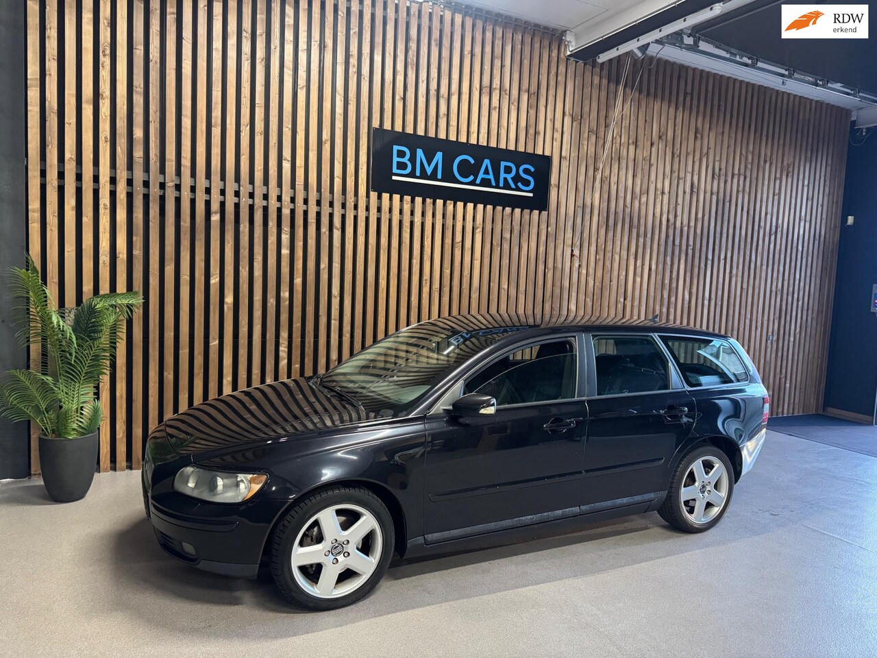 Volvo V50 - 2.4i Summum [bj 2004] Airco|Xenon|Leer|Trkhaak - AutoWereld.nl