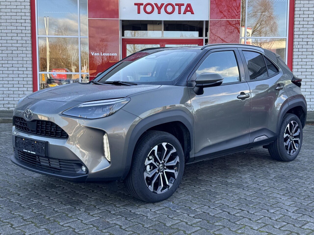 Toyota Yaris Cross - HYBRID 130 FIRST EDITION NIEUW & DIRECT LEVERBAAR STOEL/STUURVERW PARK-SENSOREN BLIND-SPOT - AutoWereld.nl