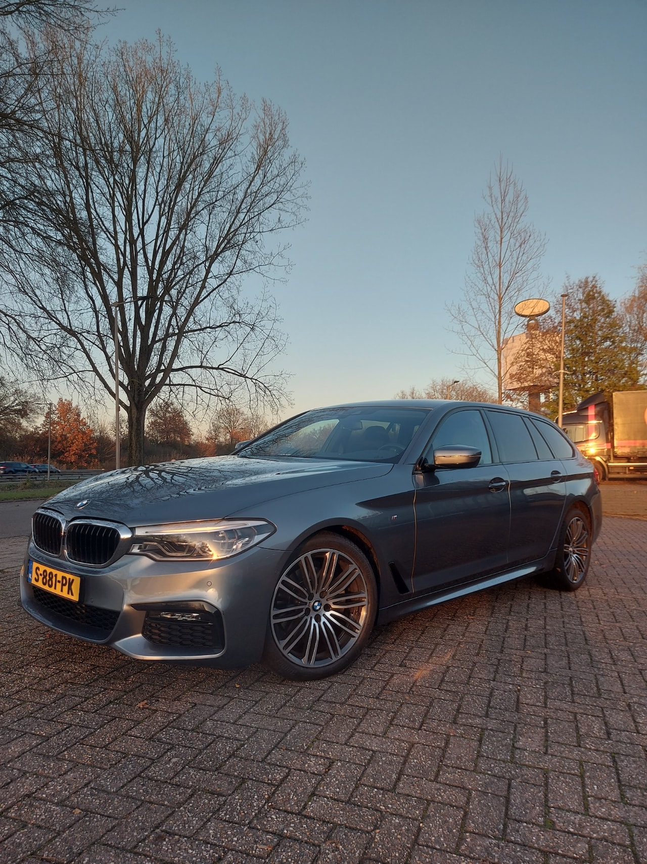 BMW 5-serie Touring - 520i High Executive Turbo - Nieuwe set Run Flat banden Nov'24 - Lage KM - Trekhaak afneembaar - premium select - AutoWereld.nl