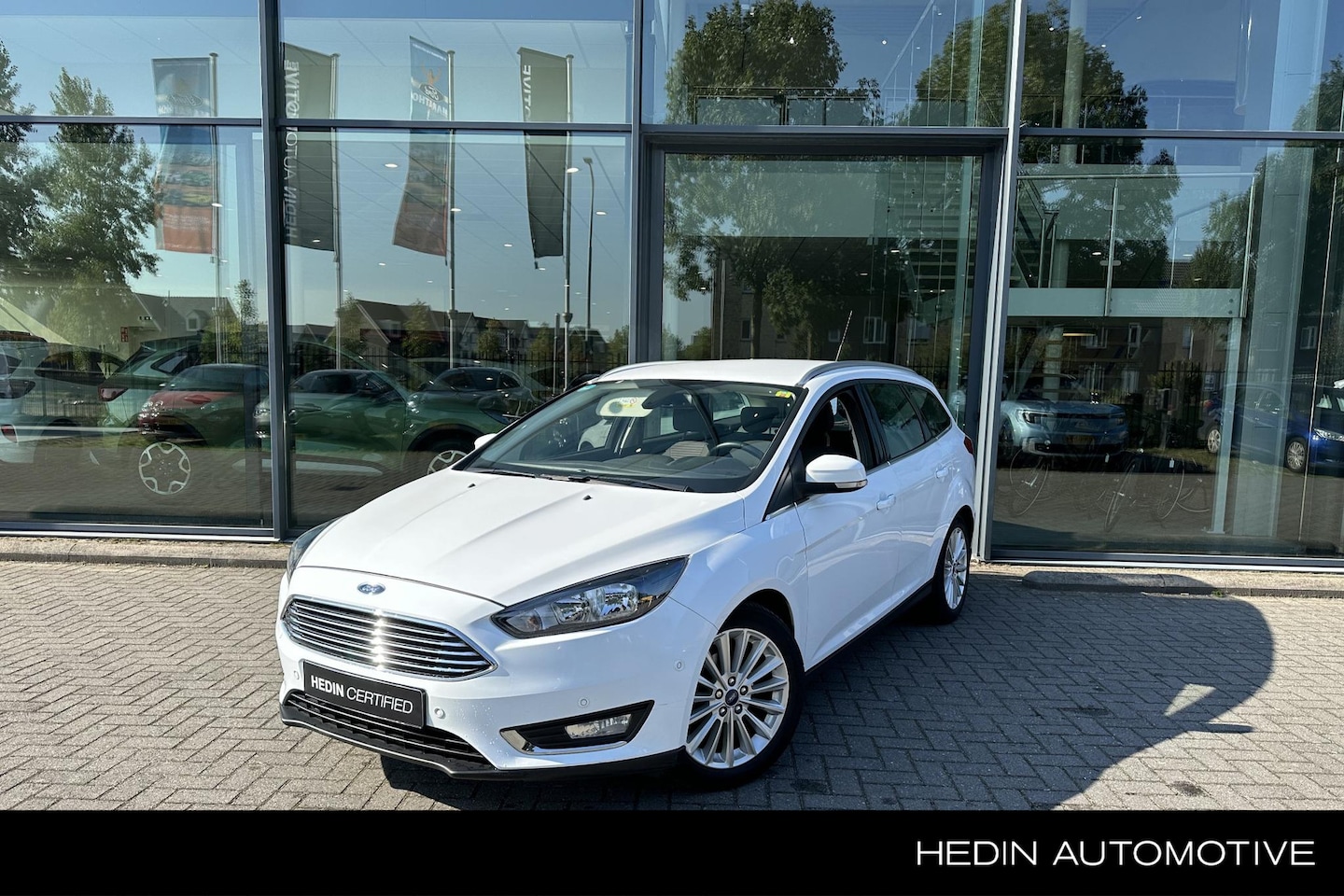 Ford Focus Wagon - 1.0 Titanium | Navigatie | Trekhaak - AutoWereld.nl