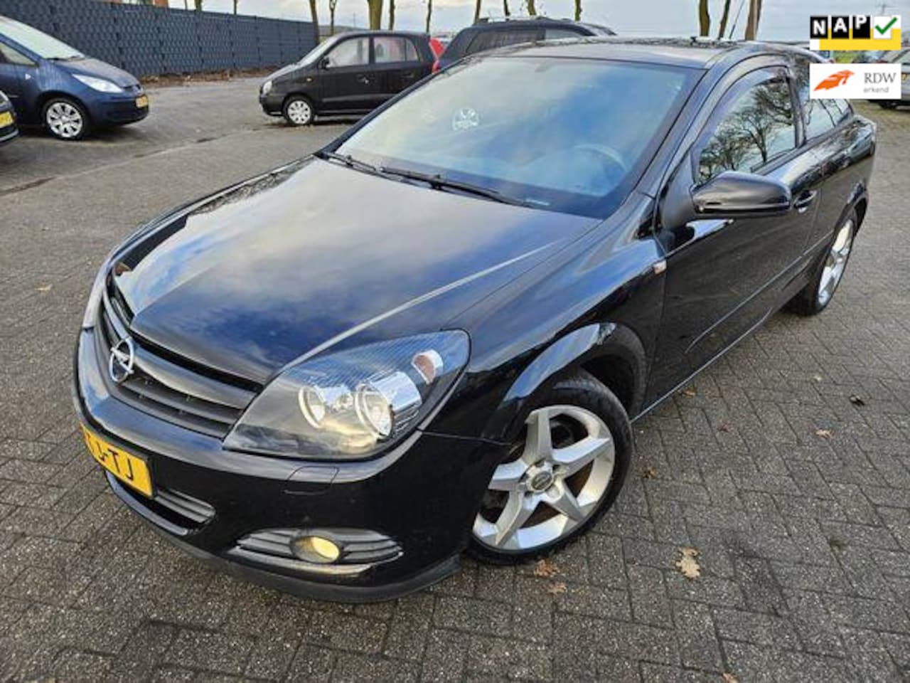 Opel Astra GTC - 2.0 T Sport. +- 220pk. Gechipt/Downpipe/RVS uitlaatsysteem. APK 11-2025 - AutoWereld.nl