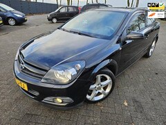 Opel Astra GTC - 2.0 T Sport. +- 220pk. Gechipt/Downpipe/RVS uitlaatsysteem. APK 11-2025