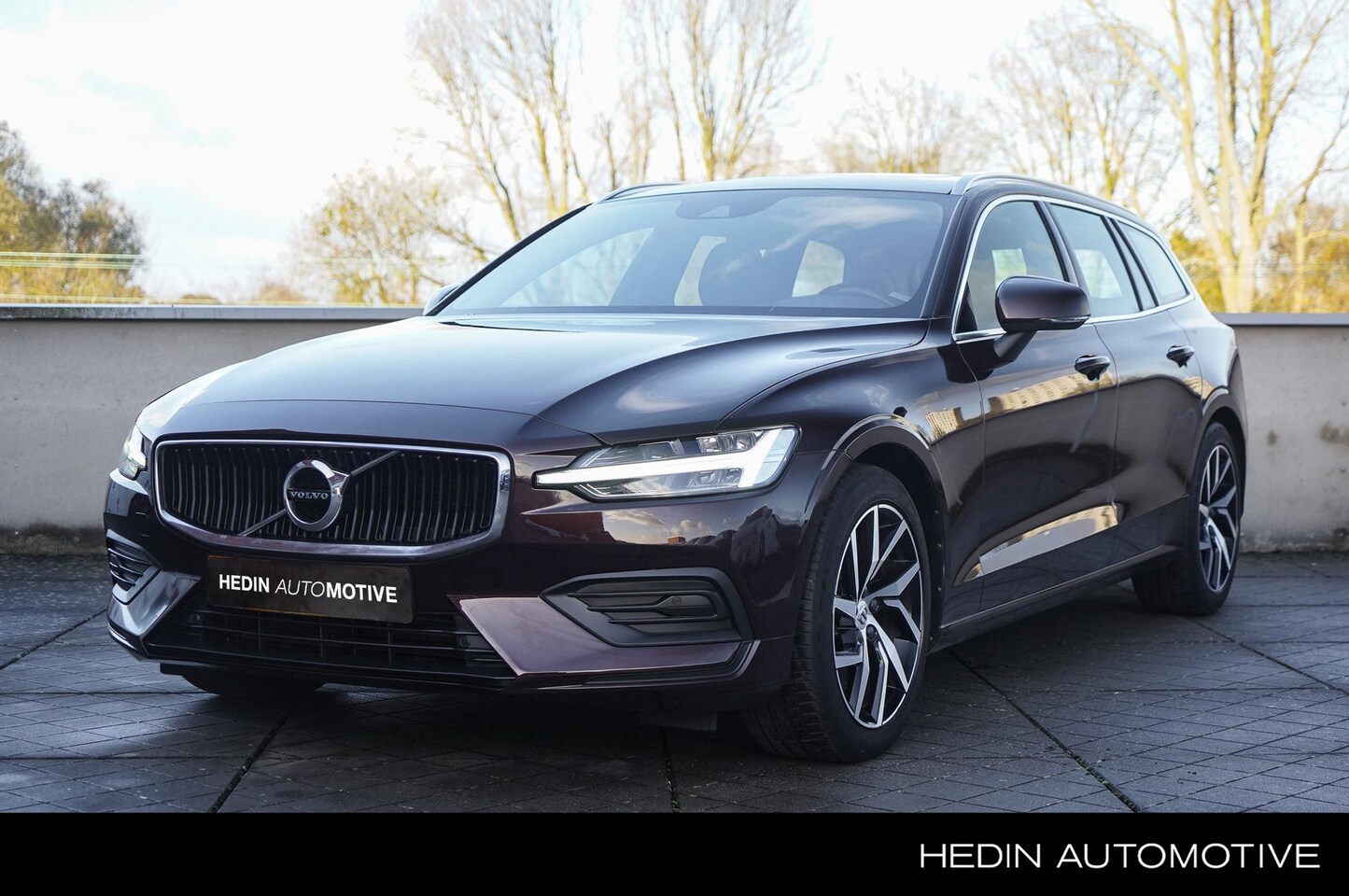 Volvo V60 - 2.0 T5 Momentum Verwarmbare voorstoelen | Parkeersensoren achter| Panoramadak | 17 inch LM - AutoWereld.nl