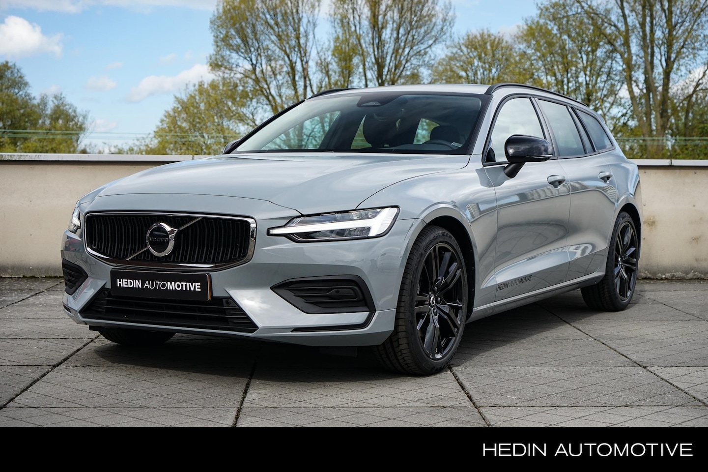 Volvo V60 - 2.0 B3 Essential Edition | Black Pack | Pilot Assist | Google Infotainment | Parkeercamera - AutoWereld.nl