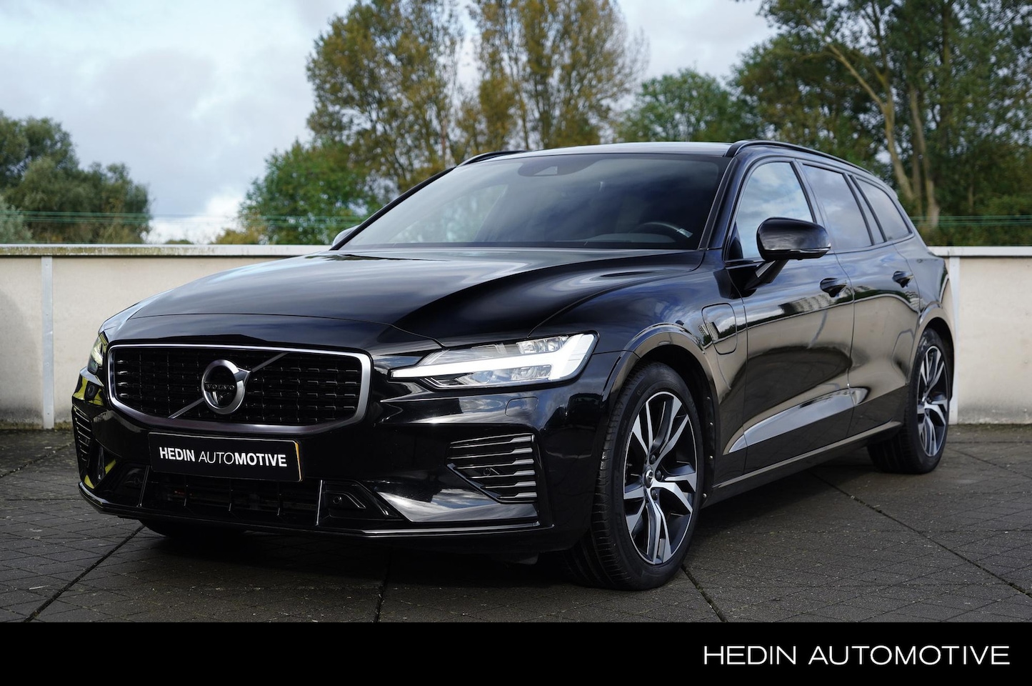 Volvo V60 - 2.0 T8 Twin Engine AWD R-Design Pilot Assist | Apple Carplay/Android Auto | Elektrisch ver - AutoWereld.nl