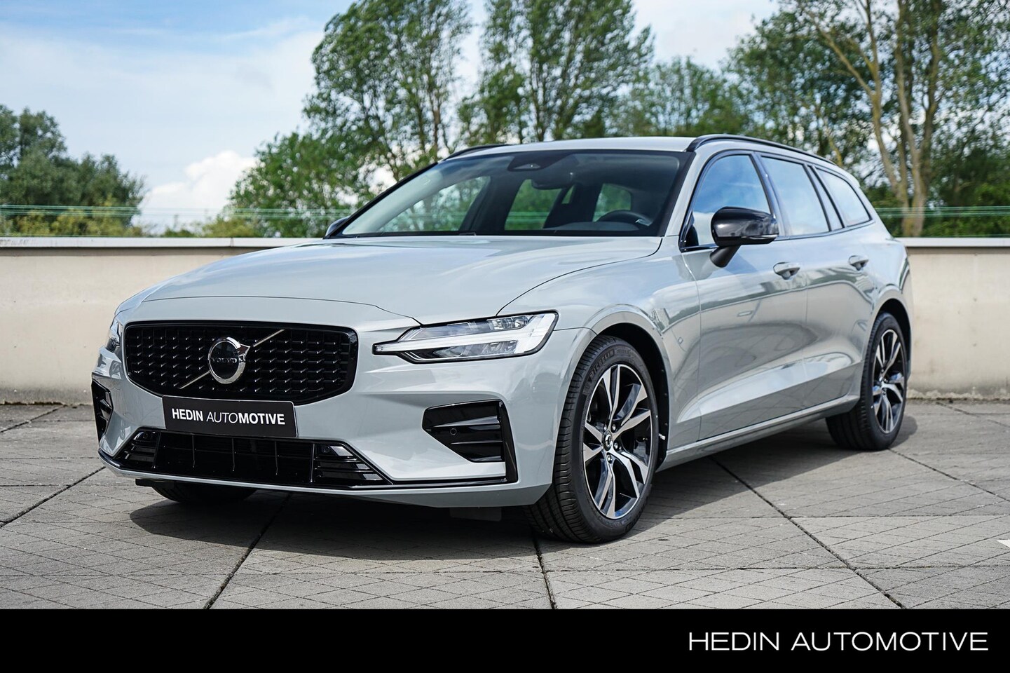 Volvo V60 - 2.0 B3 Plus Dark Google Infotainment | Leder interieur | Pilot Assist | Keyless Entry - AutoWereld.nl