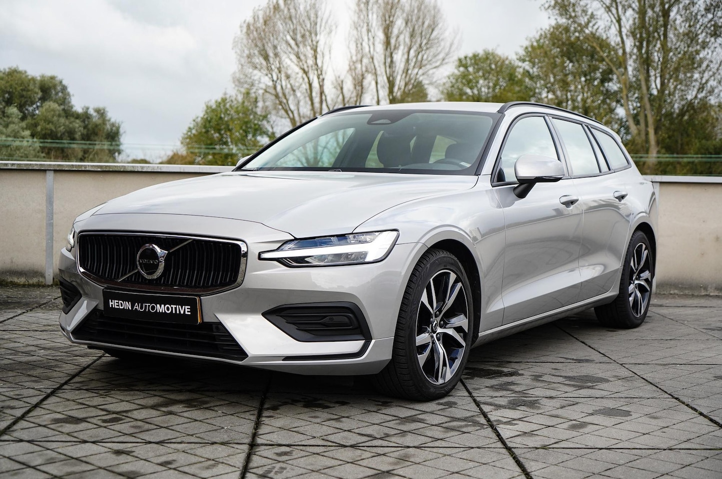 Volvo V60 - 2.0 B3 Essential Edition Adaptieve Cruise Control | Parkeercamera achter | Vewarmbare Voor - AutoWereld.nl