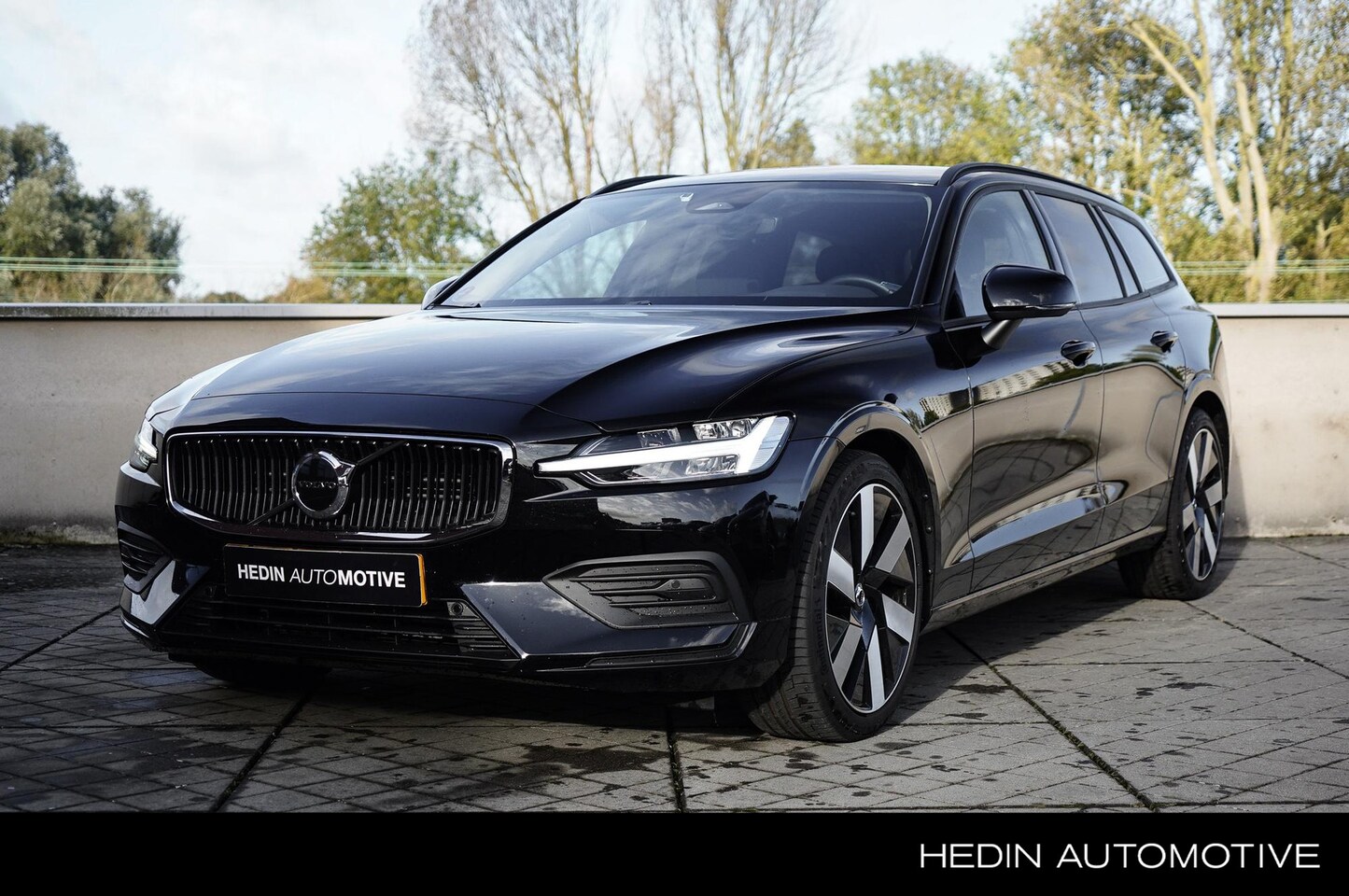 Volvo V60 - 2.0 B3 Essential Edition | Pilot Assist | Park Assist | Parkeerverwarming - AutoWereld.nl