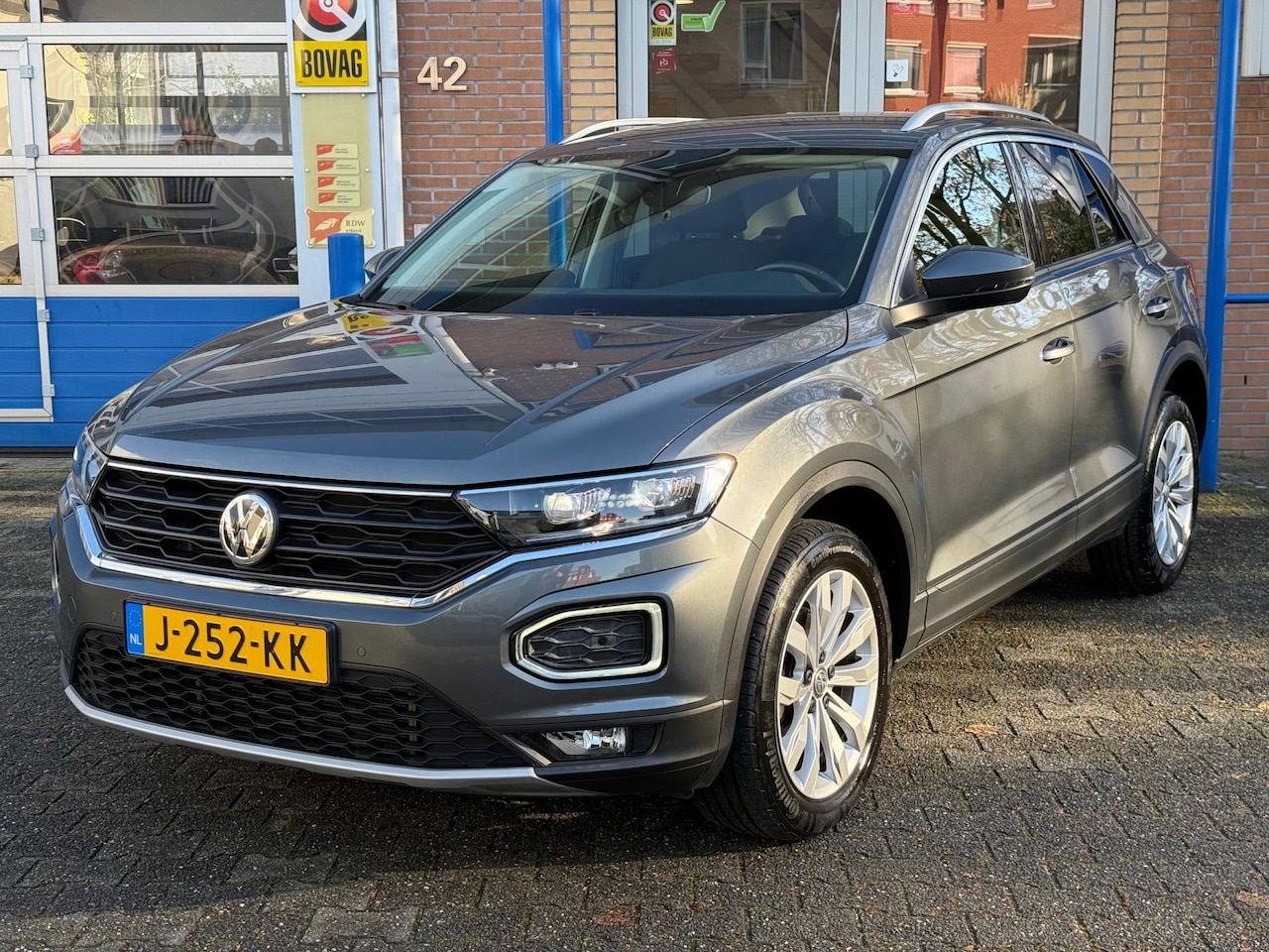 Volkswagen T-Roc - 1.5 TSI Style Business|Zeer lage km.+NAP|BTW-auto|Trekhaak|Stoelverwarming|Parkeersensoren - AutoWereld.nl