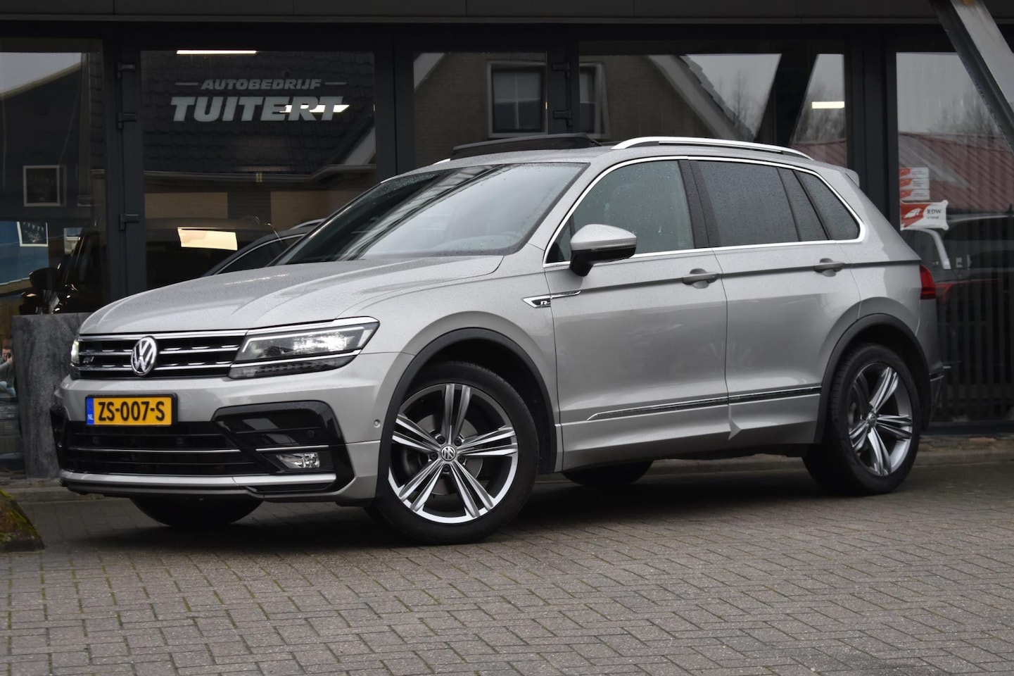 Volkswagen Tiguan - 1.5 TSI R-Line | TREKHAAK | CAMERA | VIRTUAL COCKPIT | STOELVERWARMING | APPLE CARPLAY | A - AutoWereld.nl