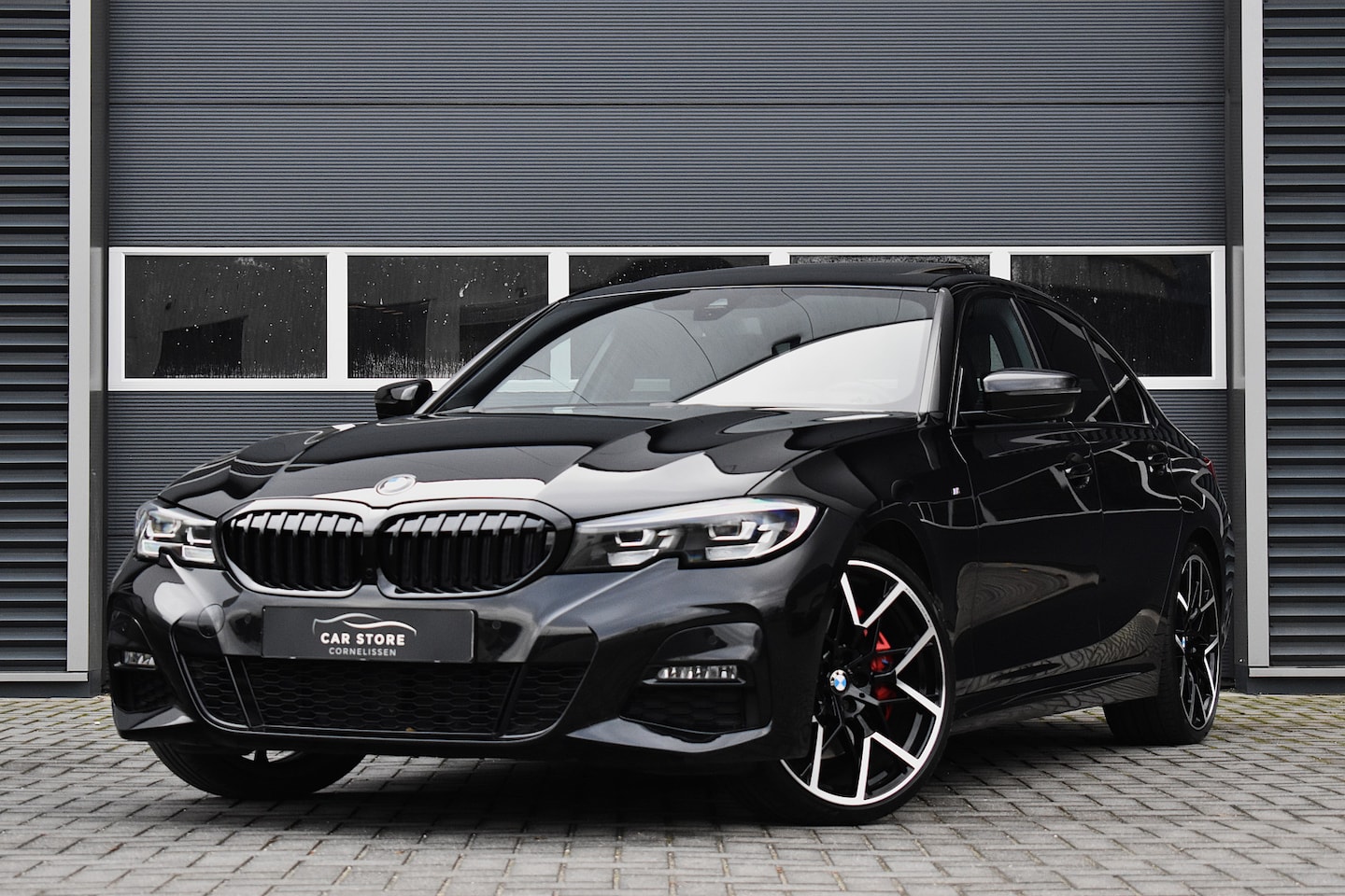 BMW 3-serie - 318i / M-PAKKET / SCHUIFDAK / LED / CAMERA / SFEERVERLICHTING / SHADOWLINE / 20" / NL AUTO - AutoWereld.nl