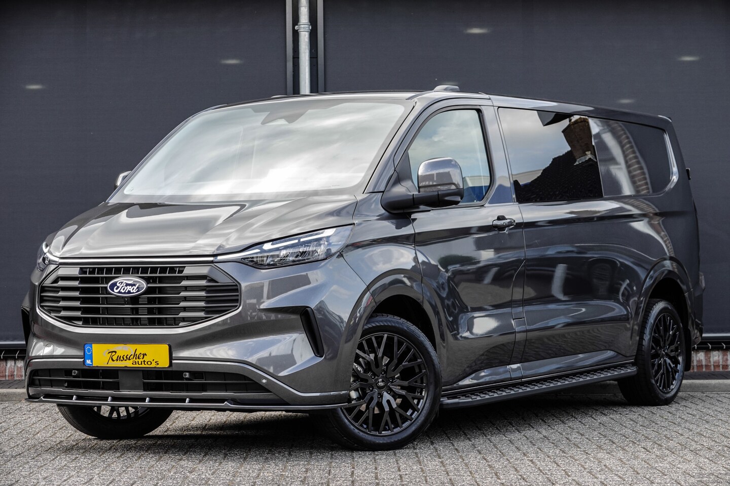 Ford Transit Custom - Dubbel Cabine | 170Pk Aut. | Limited DC L2H1 | 19'' Spoilerpack | Magnetic Grey nr. 2 - AutoWereld.nl