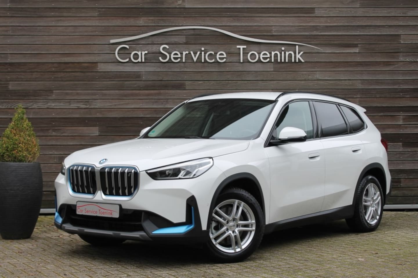 BMW iX1 - xDrive30 xDrive 30, Trekhaak, Mocca Sensatec, M onderstel, Park Assist! - AutoWereld.nl