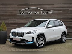 BMW iX1 - xDrive 30, Trekhaak, Mocca Sensatec, M onderstel, Park Assist