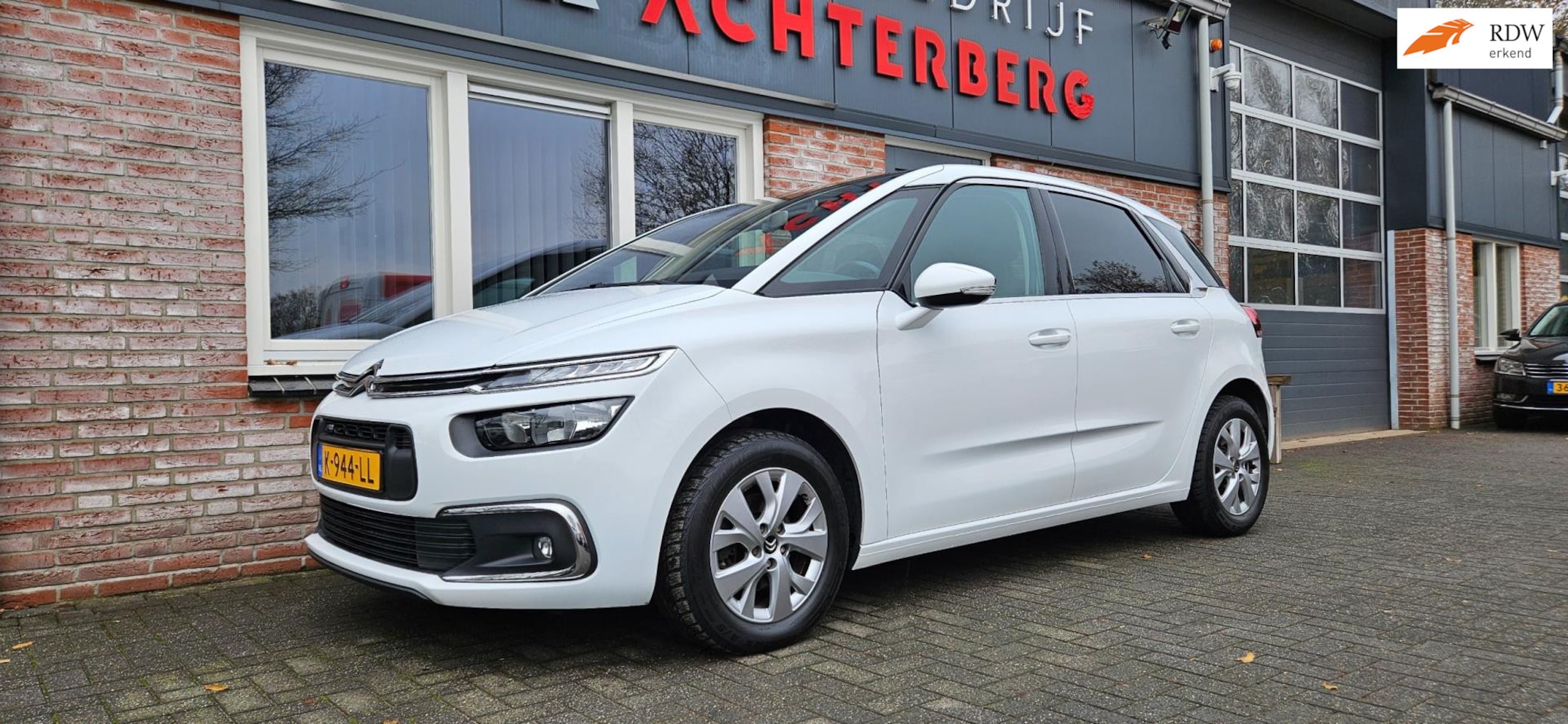 Citroën C4 Picasso - 1.2 PureTech Feel Trekhaak! Apple CarPlay! Navigatie! Airco/Clima! Nette Auto! - AutoWereld.nl