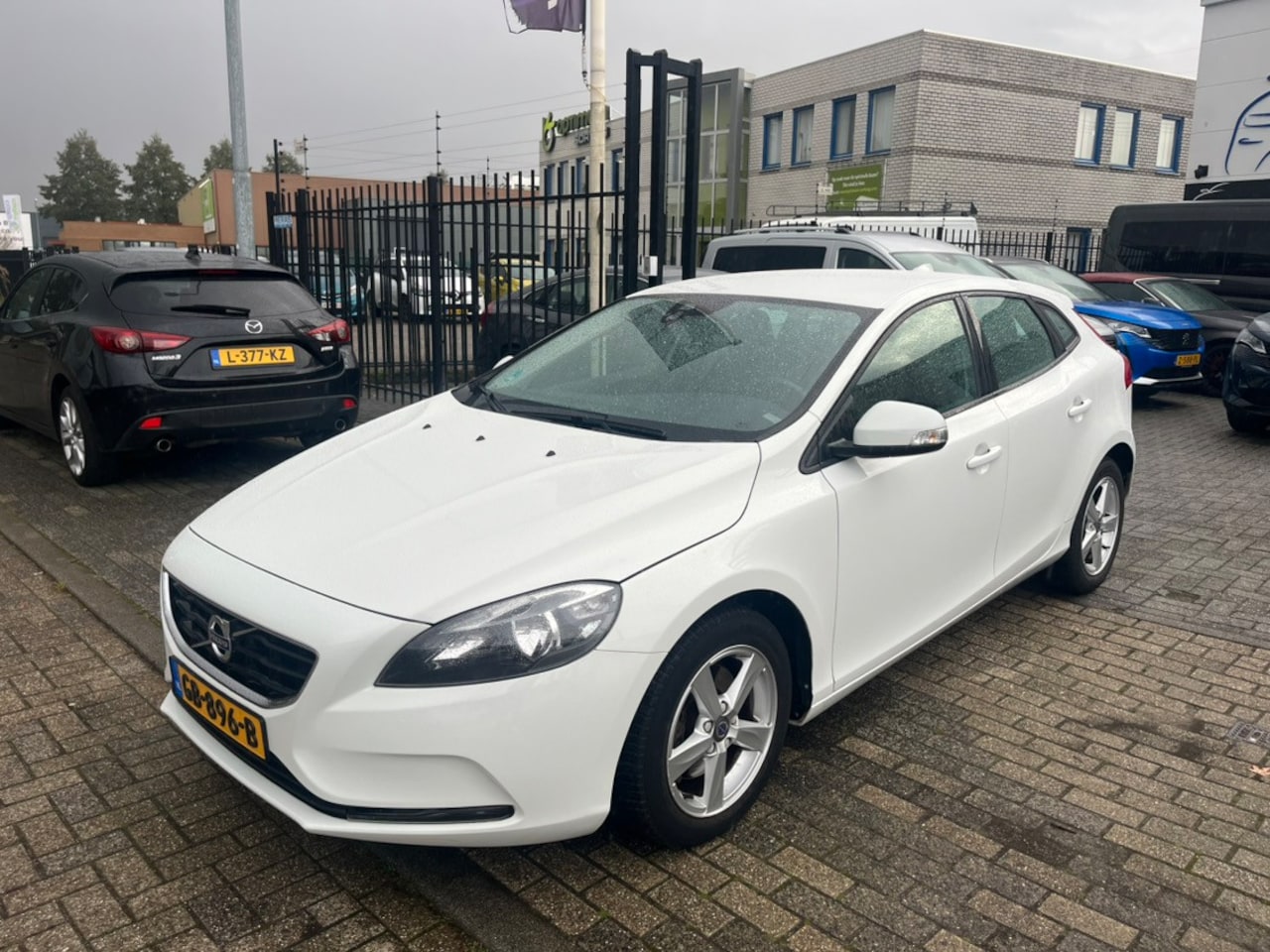 Volvo V40 - 1.6 T2 120pk Kinetic Climate-Cruisecontrol Navigatie Pdc Afn.Trekhaak Slechts 65.000 km !! - AutoWereld.nl