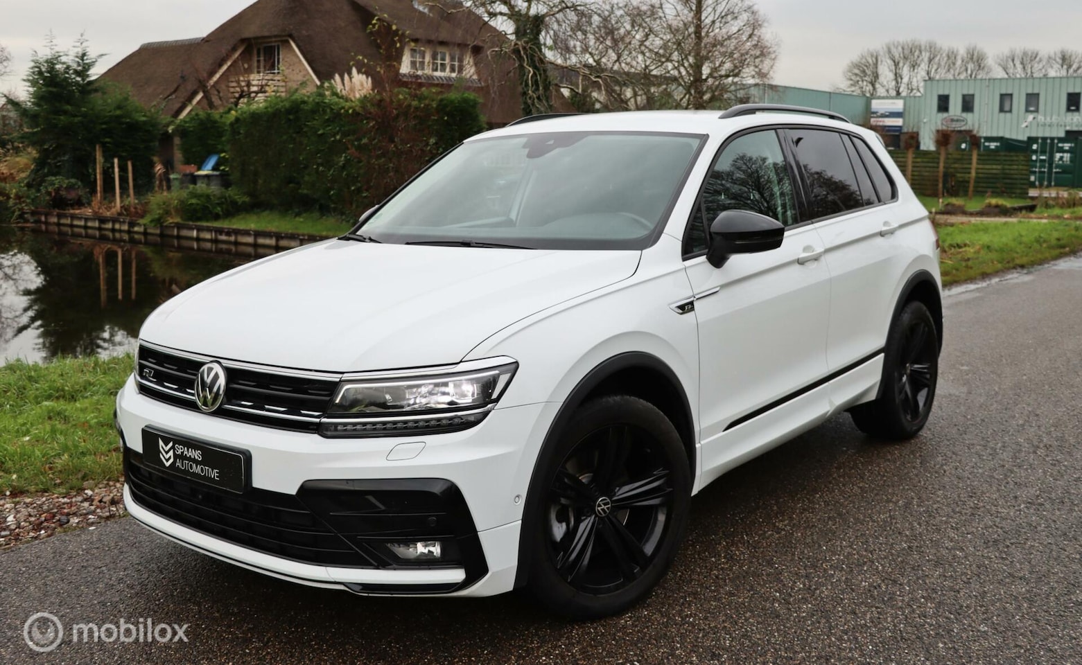 Volkswagen Tiguan - 2.0 TSI 4Motion R-line / 220pk / 360 cam - AutoWereld.nl