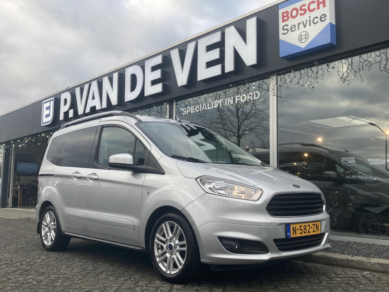 Ford Tourneo Courier - 1.0 EcoBoost Titanium 100pk/74kW | Trekhaak | Winter Pack | Camera | Navigatie | Privacy G - AutoWereld.nl