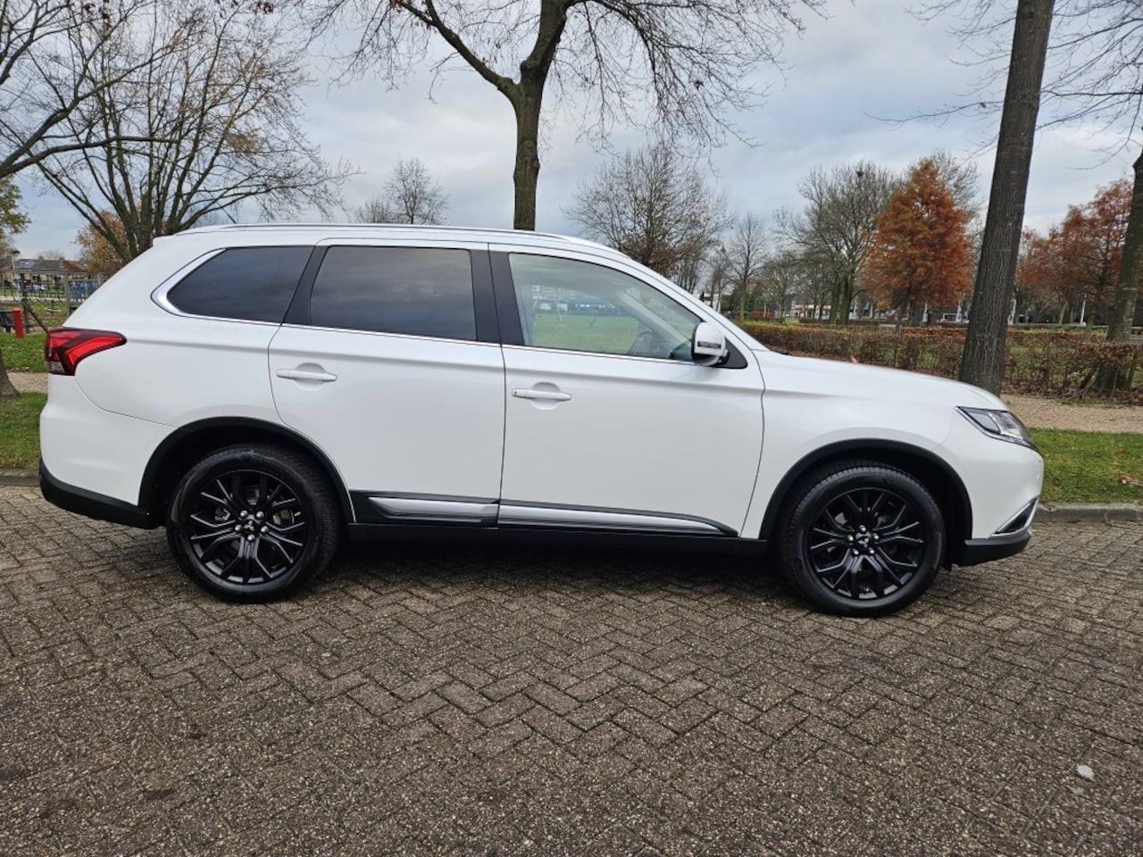 Mitsubishi Outlander - 2.0 Instyle 7 Per | Leer | Camera - AutoWereld.nl