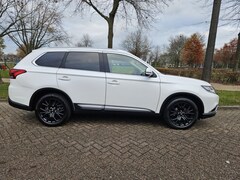 Mitsubishi Outlander - 2.0 Instyle 7 Per | Leer | Camera