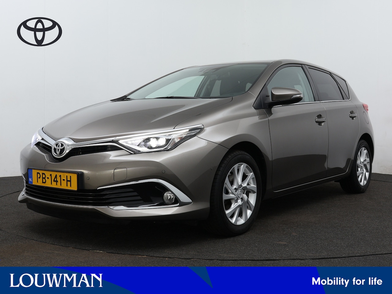 Toyota Auris - 1.2T Executive | Navigatie | Parkeerhulp | Verwarmde voorstoelen | - AutoWereld.nl