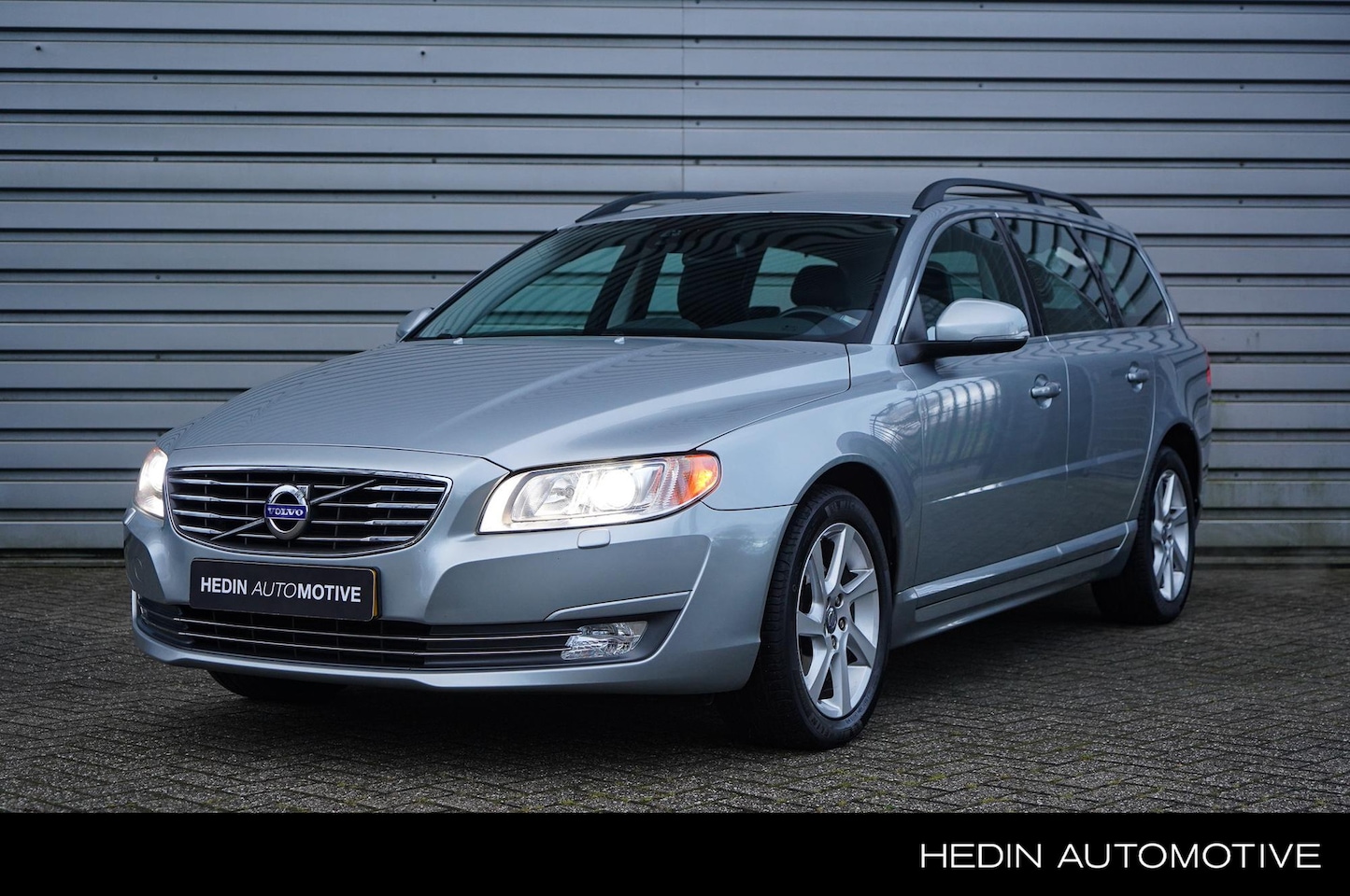 Volvo V70 - 1.6 T4 Nordic+ | Standkachel | Leder bekleding | LM Velgen | Trekhaak | - AutoWereld.nl