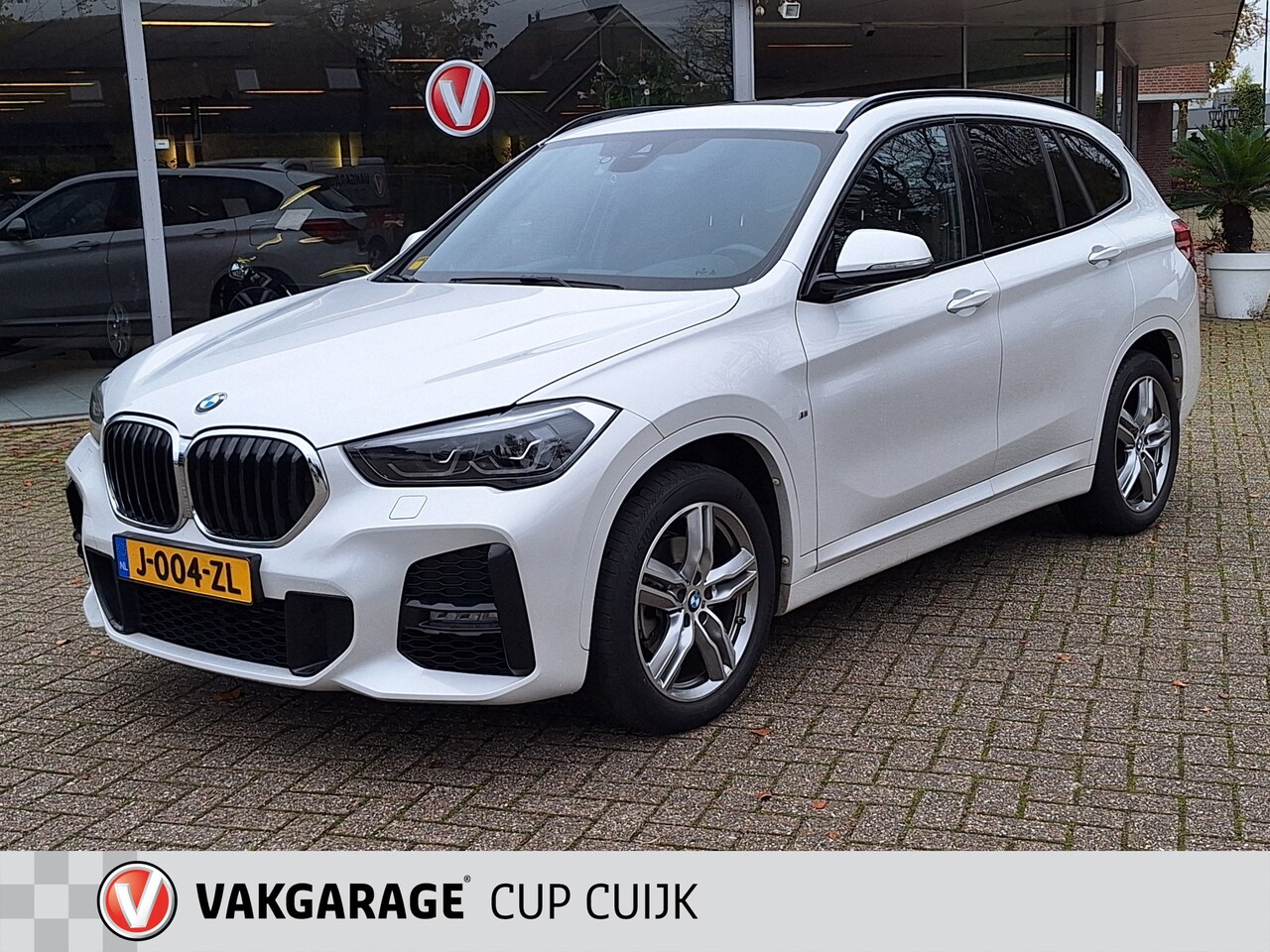 BMW X1 - sDrive18i High Executive AUTOMAAT M-PAKKET Navi / Camera / Clima / Stoelverwarming / Panor - AutoWereld.nl