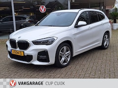 BMW X1 - sDrive18i High Executive AUTOMAAT M-PAKKET Navi / Camera / Clima / Stoelverwarming / Panor