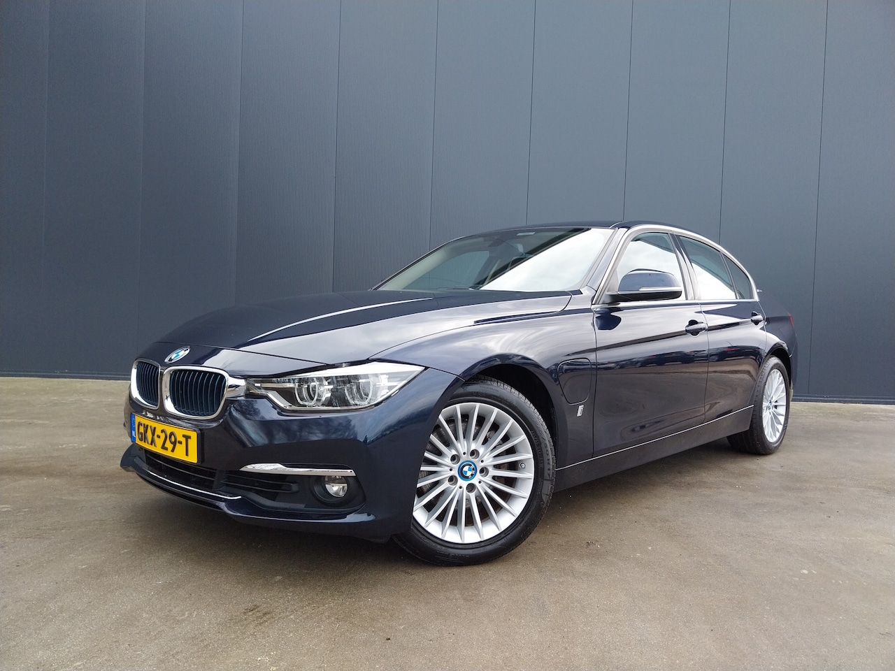 BMW 3-serie - 330e High Executive LEER MEMORY STOEL FULL LED NAVI CRUISE ECC - AutoWereld.nl