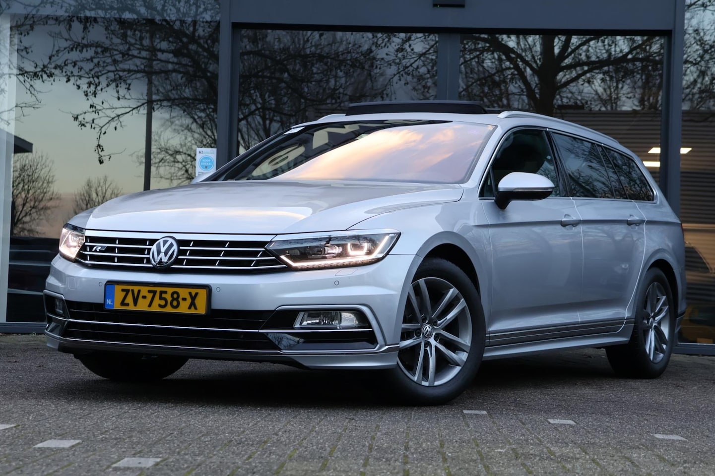 Volkswagen Passat Variant - 1.5 TSI Highline R-Line|Pano|Leer|Carplay| - AutoWereld.nl