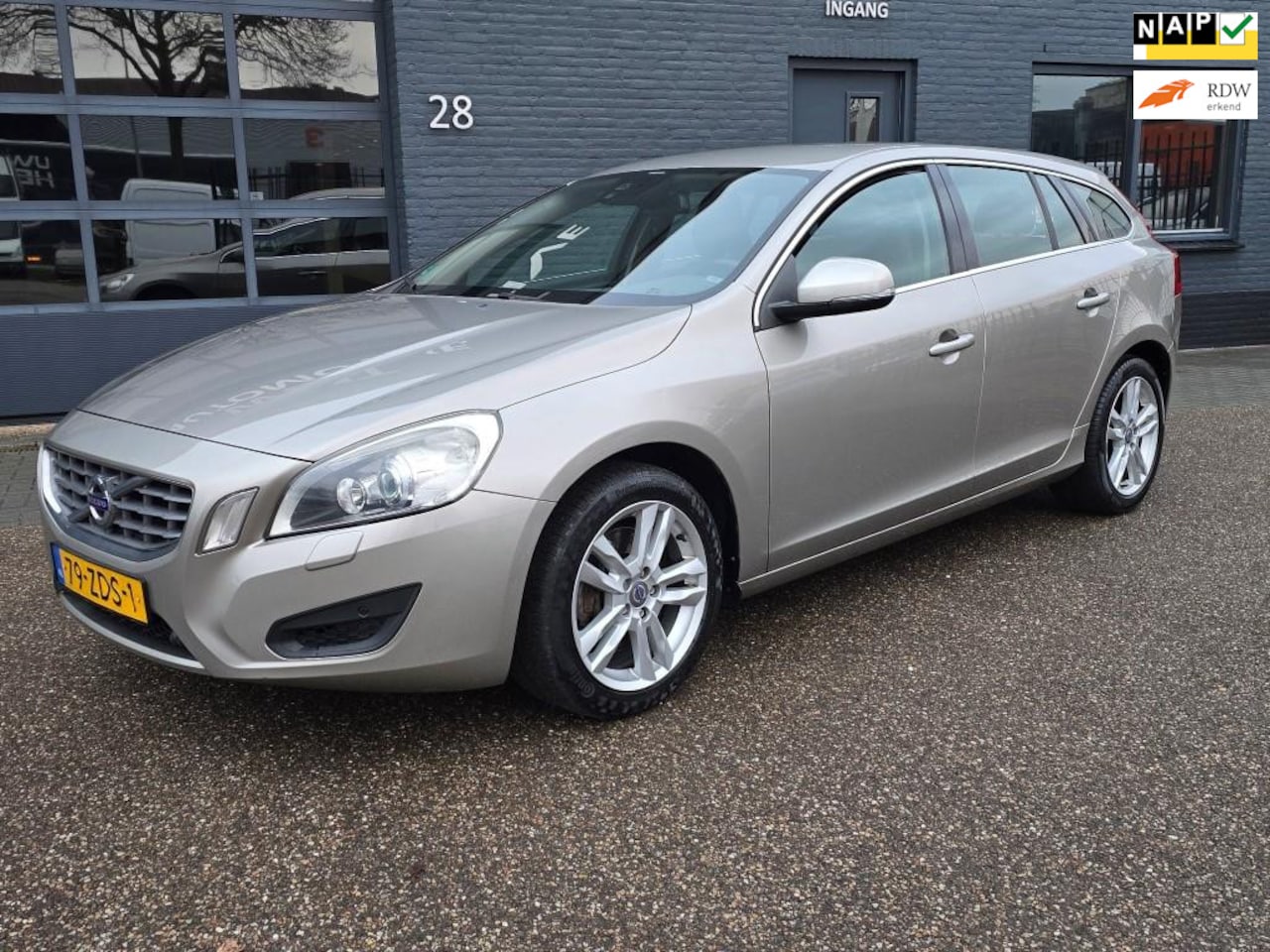 Volvo V60 - 2.4 D5 Momentum 2e eigenaar perfect onderhouden zeer mooi - AutoWereld.nl