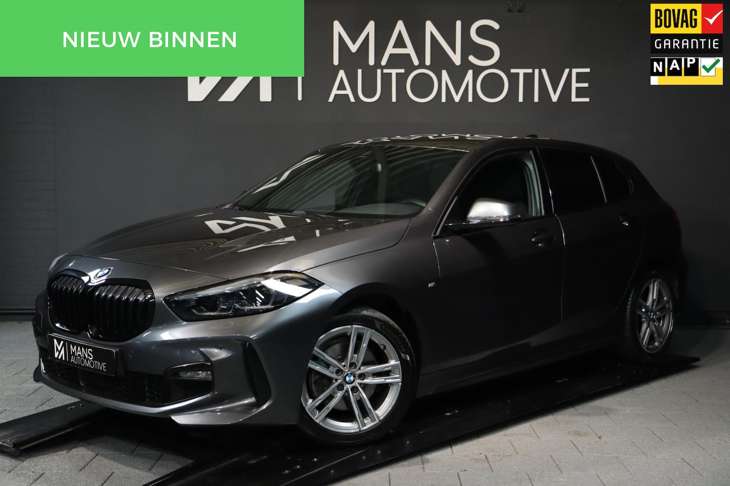 BMW 1-serie - 118i M Sport Shadow / HUD / DODEHOEK / CAMERA / CARPLAY / LIVE COCKPIT - AutoWereld.nl