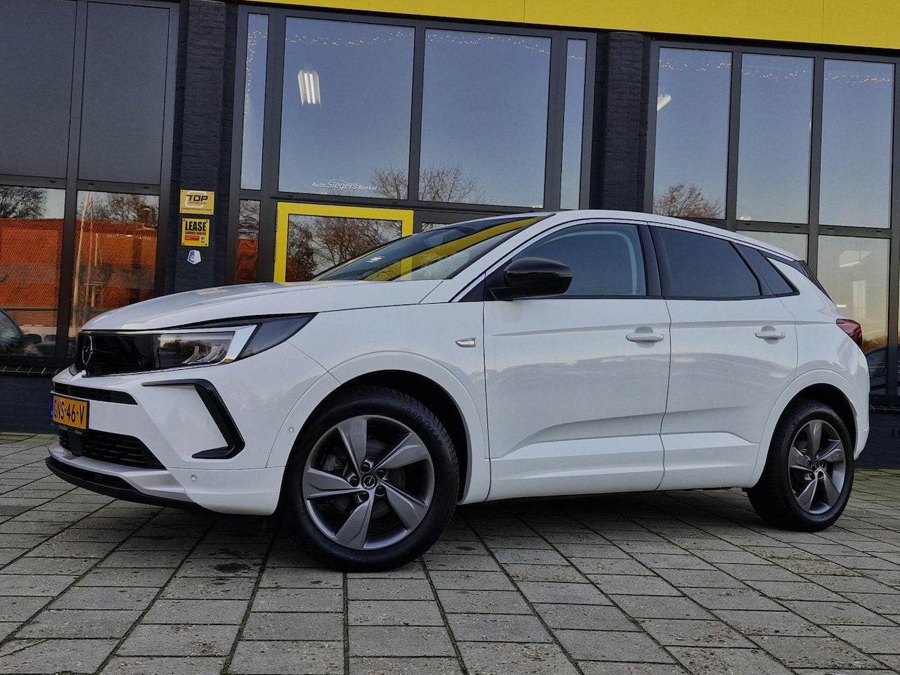 Opel Grandland - 1.2 Turbo 130PK Automaat | Park. Camera + Sensoren | Stoelv. | Stuurv. | Apple Carplay | A - AutoWereld.nl