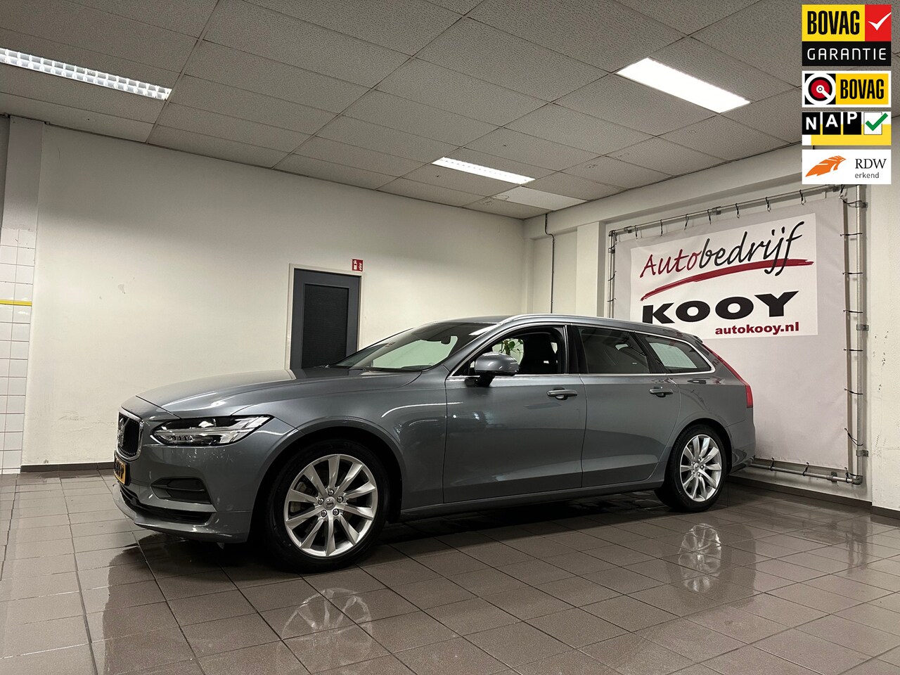 Volvo V90 - 2.0 T5 90th Anniversary Edition * Eletr. Trekhaak / Camera / Leder / Carplay / NL Auto * - AutoWereld.nl