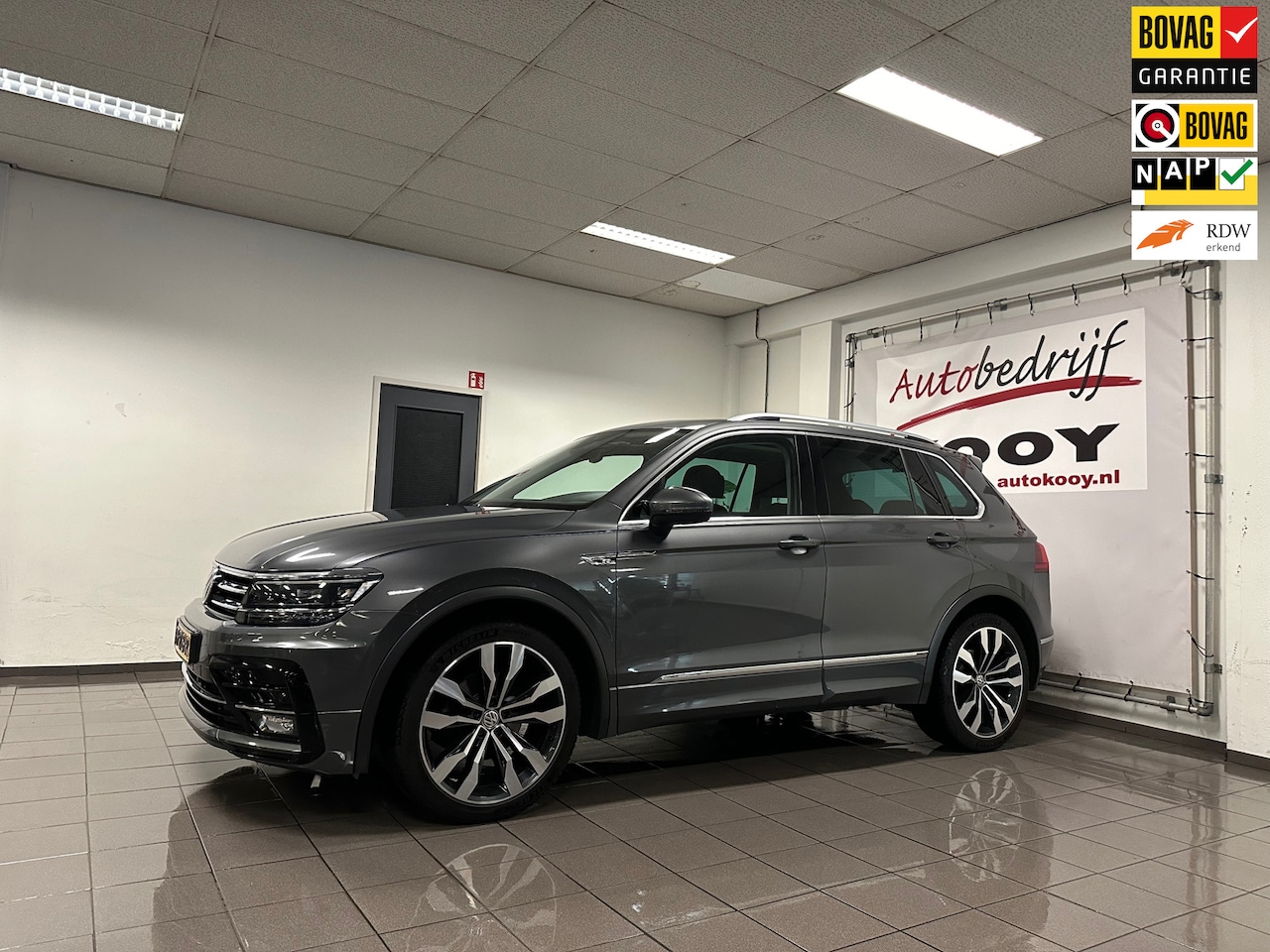 Volkswagen Tiguan - 1.4 TSI 4Motion R-Line * Automaat / Panoramadak / Trekhaak / 20" LM Velgen / NL Auto * - AutoWereld.nl