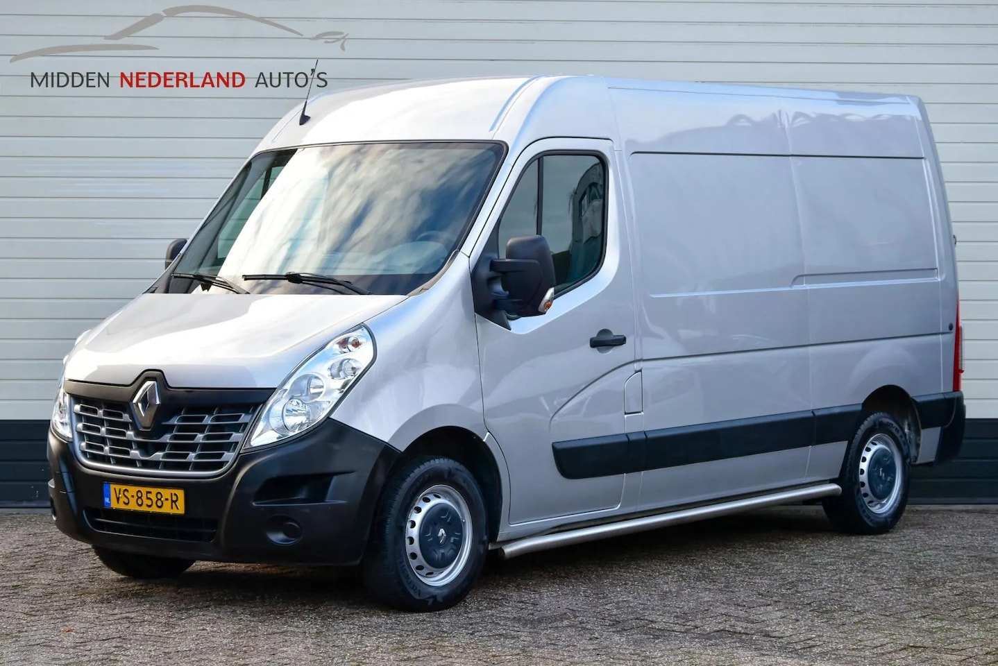 Renault Master - T35 2.3 dCi L2H2 * NETTE STAAT * TREKHAAK * - AutoWereld.nl